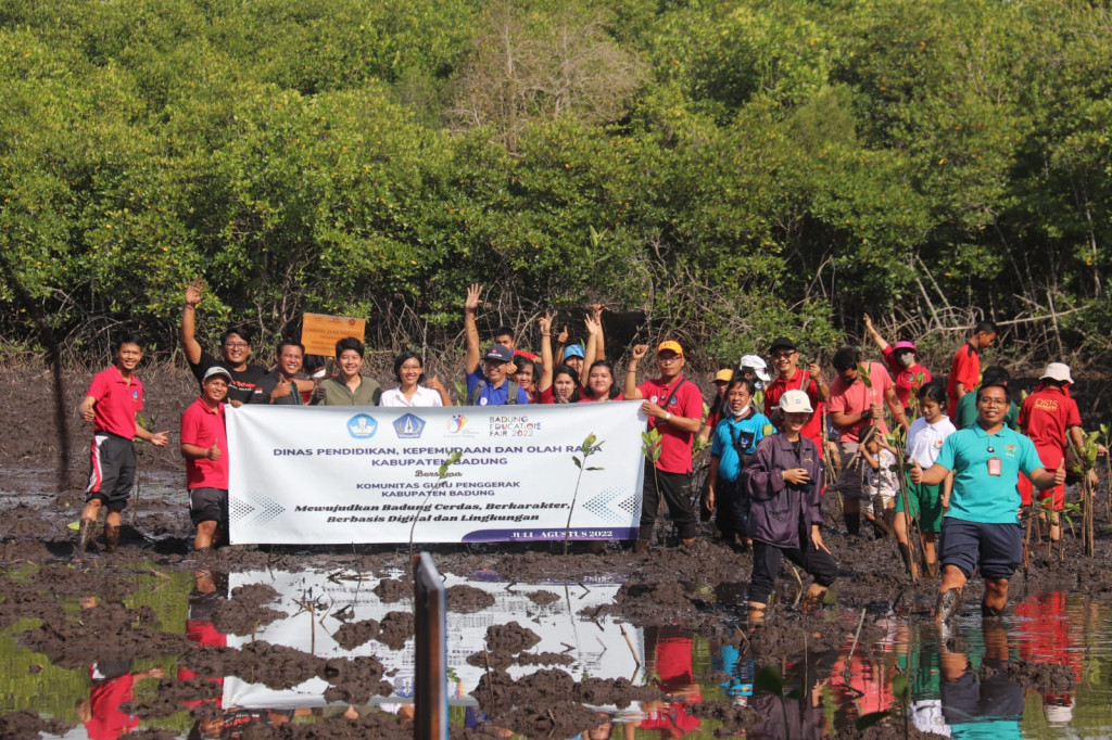 Penanaman Pohon Mangrove Serangkaian Badung Education Fair 2022